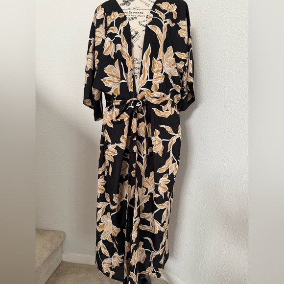 Maison Du Soir Accessories - Floral Black and Gold Wrap